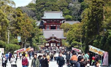 Tsurugaoka Hachimangu Shrine entrance with tourists – Kamakura Japan day tour